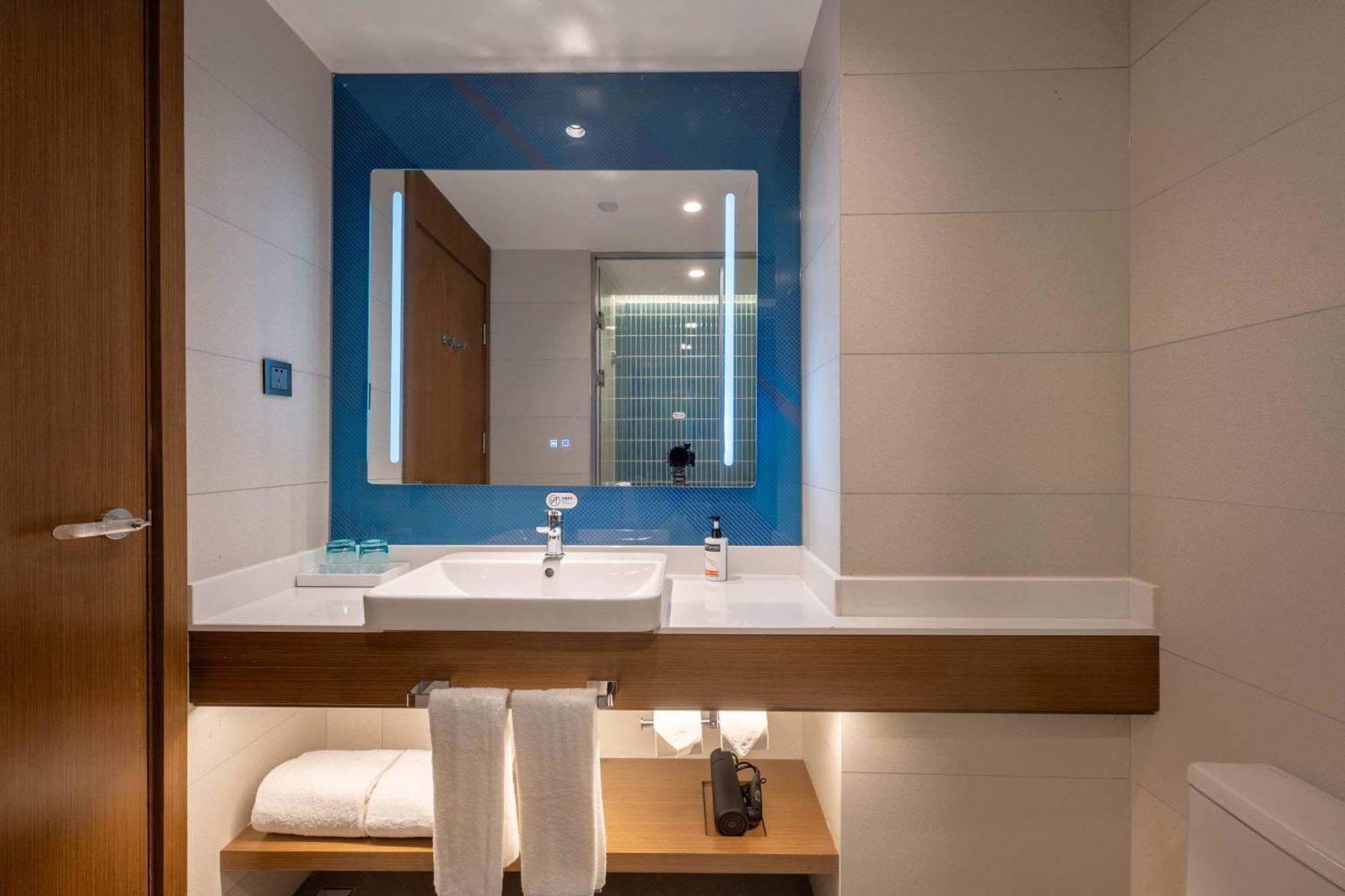 Holiday Inn Express Shanghai Pujiang Lianhang Road By Ihg Exterior photo